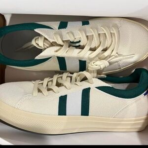 New Rothy's Kelly Sneakers in Cream and Green Size 9.5